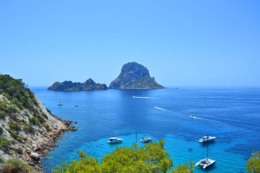 Es Vedra gizemli ada, Ibiza doğal görünümden. Balear Denizi