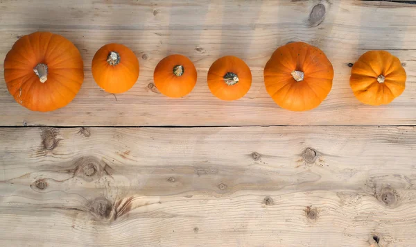 Trochę Pomarańczowe Dynie Podłoże Drewniane Granica Jedzenie — Zdjęcie stockowe