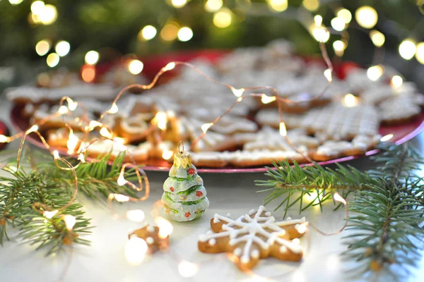Noel Masa Dekorasyon Küçük Noel Ağacı Süsleme Gingerbread Yıldız Kurabiye — Stok fotoğraf