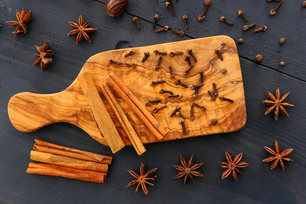 Vánoční Koření Dřevěné Pozadí Složky Potravin Badyánu Hřebíčku Muškátového Oříšku — Stock fotografie