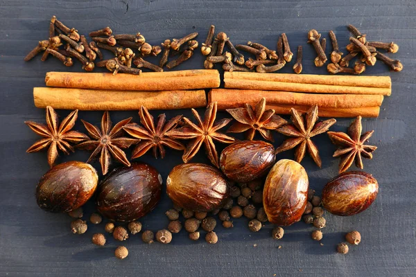 Weihnachts Oder Kürbisgewürze Auf Holzgrund Lebensmittelbestandteile Sternanis Nelken Muskatnuss Und — Stockfoto