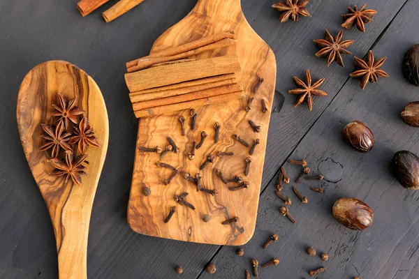 木制背景上的圣诞香料 食品配料 肉豆蔻和肉桂棒 — 图库照片
