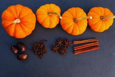 Kabak spice ve meyveler siyah tahta arka plan taş