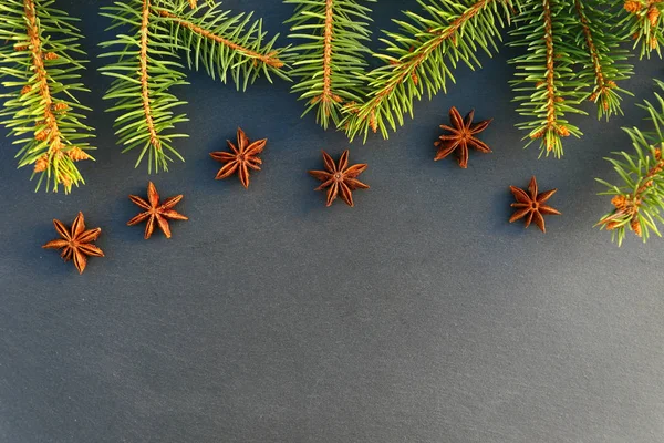 Noel Ağacı Çam Dalları Yıldız Anason Sınır Taş Zemin Üzerine — Stok fotoğraf