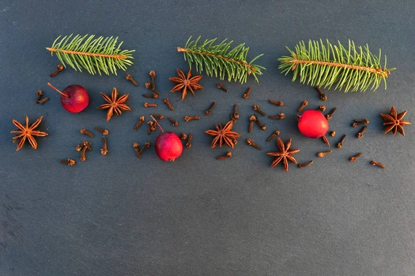 Kerstmis Natuurlijke Decoratie Achtergrond Vuren Takken Specerijen Appels Zwarte Steen — Stockfoto