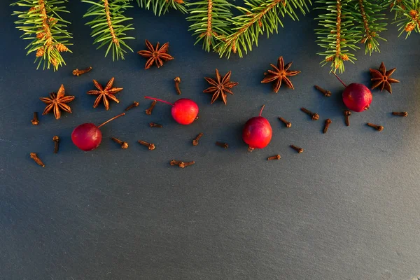Noel Doğal Dekorasyon Arka Plan Çam Dalları Baharat Elma Siyah — Stok fotoğraf