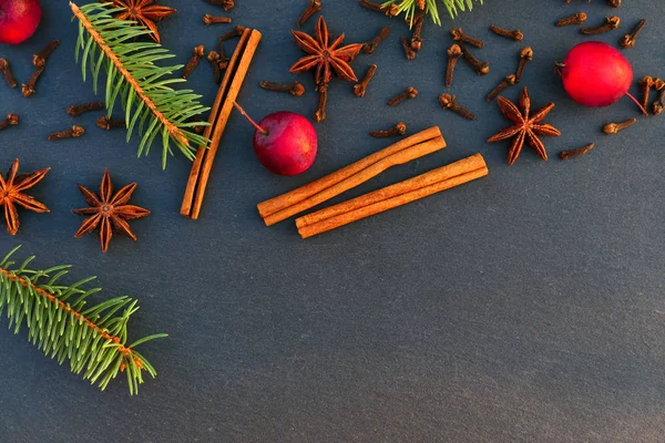 Christmas Naturlig Dekoration Bakgrund Spruce Grenar Kryddor Och Äpplen Svart — Stockfoto