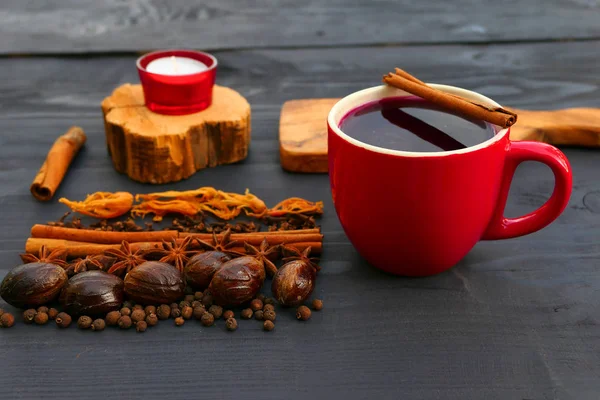 Weihnachtsglühwein Mit Gewürzen Roten Becher Auf Holzuntergrund Zimt Muskatnuss Sternanis — Stockfoto