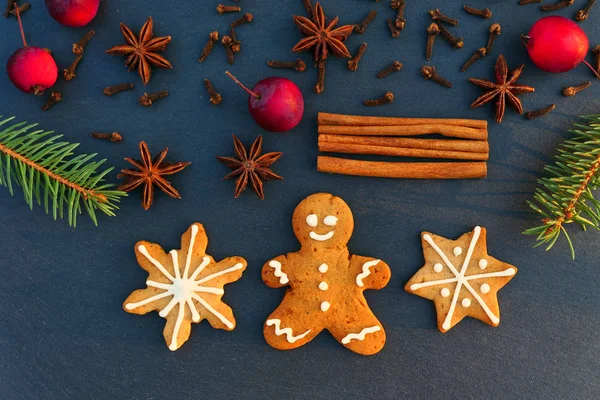 Fondo Decoración Navideña Con Galletas Jengibre Ramas Abeto Especias Manzanas —  Fotos de Stock