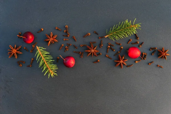 Kerstmis Natuurlijke Eco Decoratie Achtergrond Vuren Takken Specerijen Appels Zwarte — Stockfoto