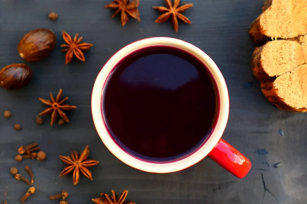 Vino Caliente Navidad Con Especias Taza Roja Sobre Fondo Madera —  Fotos de Stock