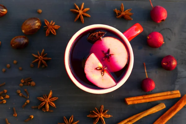 Vino Caliente Navidad Con Especias Manzana Taza Roja Sobre Fondo —  Fotos de Stock