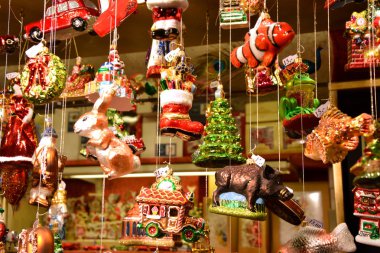 Noel pazarı durak üzerinde asılı güzel Noel süsler.