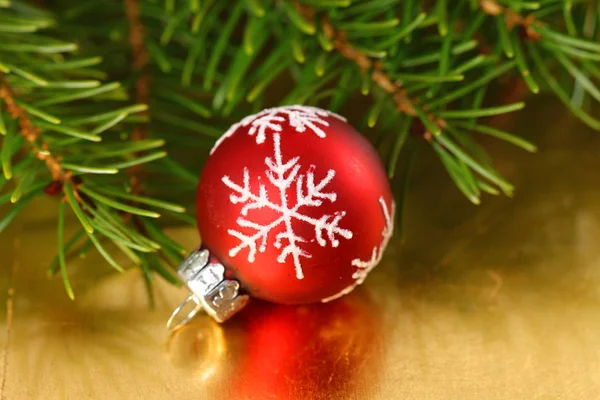 Bauble Vetro Rosso Natale Con Ornamento Fiocco Neve Sfondo Oro — Foto Stock