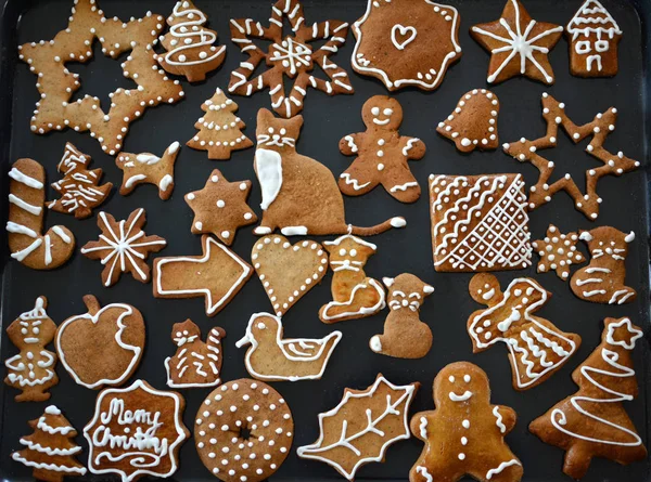 Gingerbread Koekjes Versierd Met Koninklijk Suikerglazuur Het Bakken Blad Kerst — Stockfoto