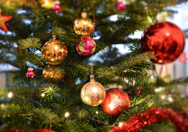 Örökzöld Friss Karácsonyfát Díszített Üveg Baubles Díszek — Stock Fotó