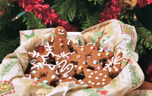 Kerstkoekjes Peperkoek Speculaaspop Met Schattige Glimlach Kerstboom Achtergrond — Stockfoto