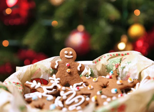 Caja Galletas Jengibre Bajo Árbol Navidad Hombre Jengibre Sonriendo — Foto de Stock