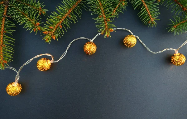 Árbol Navidad Fresco Ramas Borde Con Luces Fondo — Foto de Stock