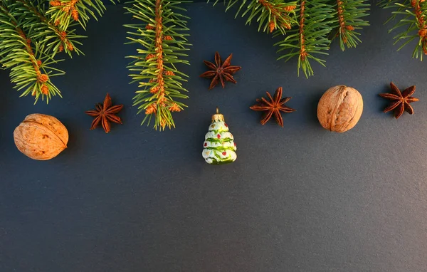 黒い石の背景に緑色のクリスマス ツリーの飾り 新鮮なトウヒの木の枝 — ストック写真