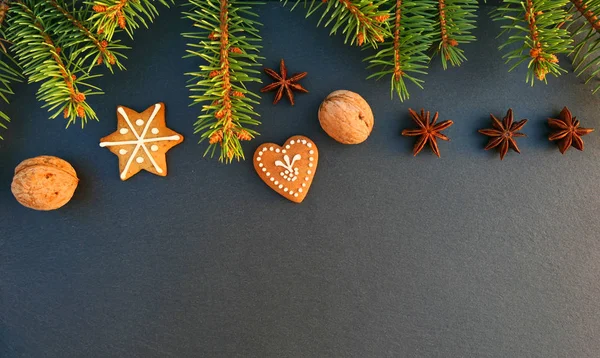 クリスマスの自然の装飾背景 モミの木の枝とジンジャーブレッドのクッキー — ストック写真