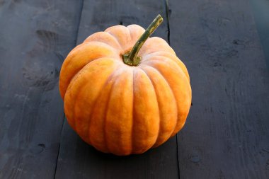 Moschata kabak Muscat de Caraibes çeşitli siyah ahşap zemin üzerine