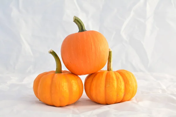 Drie Kleine Oranje Pompoenen Stapel — Stockfoto