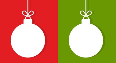 Kırmızı ve yeşil arka planda beyaz Noel topları. 