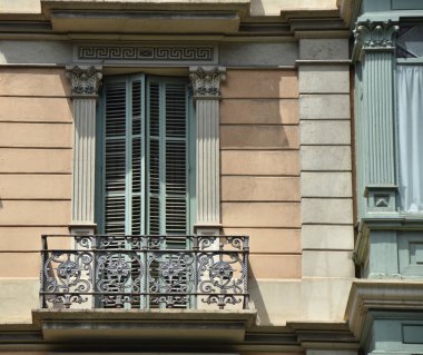 Panjur ve balkon içeren pencere.