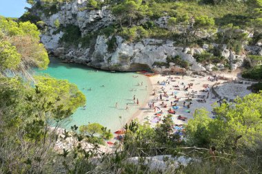 Menorca üzerinde defne Cala Macarelleta içinde turkuaz su ile güzel plaj