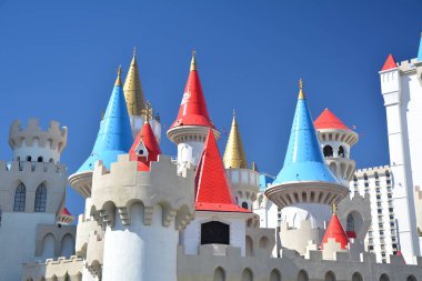 Las Vegas Bulvarında Excalibur Hotel ve Casino kuleleri.