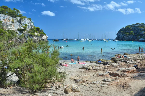 The beach and turquoise water in bay Cala Macarella on Menorca. — Stock Photo, Image