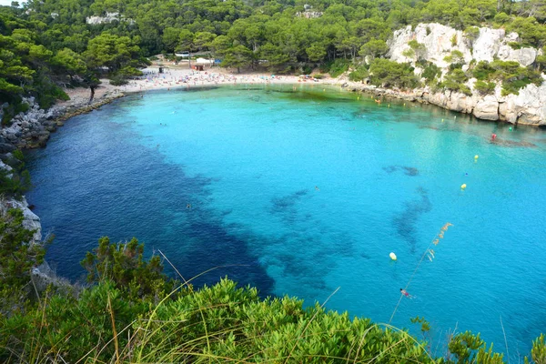 Turkos vatten i viken Cala Macarella på Menorca — Stockfoto