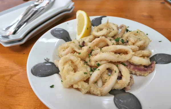 Smažené obalované calamari pokrm v restauraci Menorca. — Stock fotografie