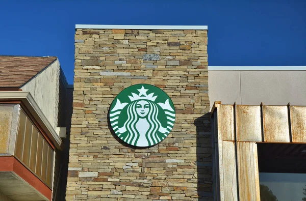 Starbucks Café logo coffeeshop dans la ville toscane en Arizona — Photo