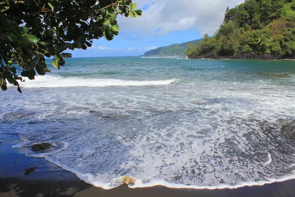Praia negra na ilha do Taiti — Fotografia de Stock