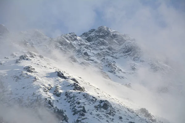 Татранские горы выходят из облаков . — стоковое фото