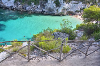 Menorca 'da Cala Macarelleta Körfezi 'nde tipik ahşap çit