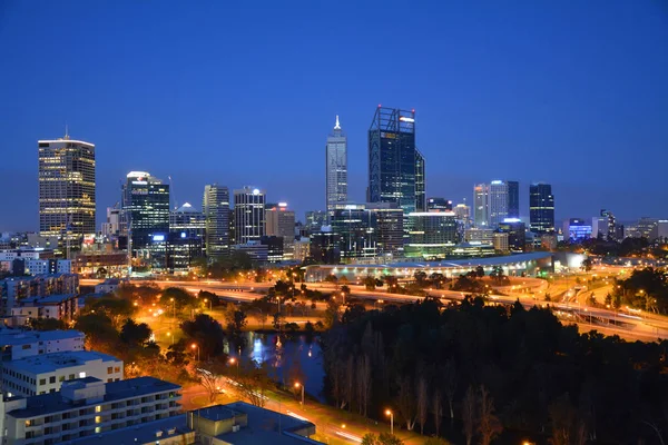 Ciudad nocturna de Perth, Australia Occidental . — Foto de Stock