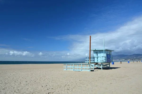Modrá strážní věž na pláži Santa Monica. — Stock fotografie