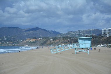 Santa Monica plajında mavi cankurtaran kulesi.