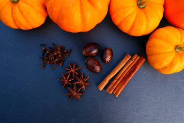 Siyah taş üzerinde kabak baharatları