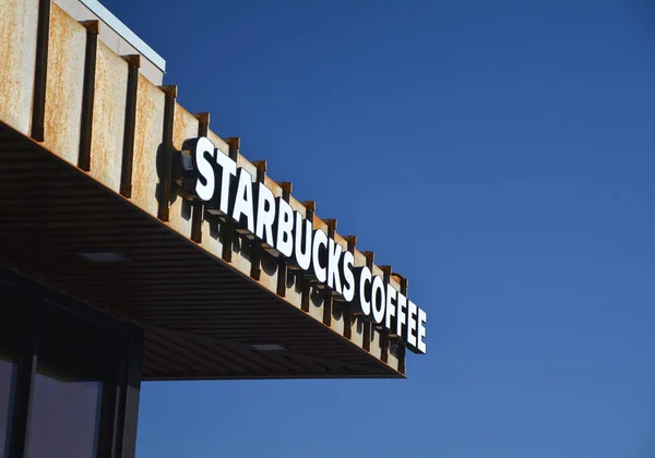 Starbucks Café néon dans la ville toscane en Arizona . — Photo