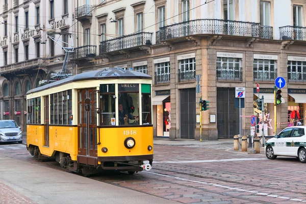Žlutá tramvaj prochází na Piazza Della Scala v Miláně. — Stock fotografie