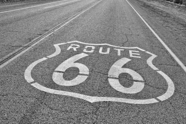Route 66, yolda boyalı işaret — Stok fotoğraf