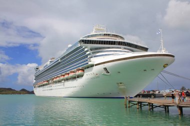 St John's, Antigua ve Barbuda, Karayipler demirlemiş Crown Princess cruise gemisi.