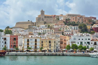 Eivissa şehrinin eski kenti ve marinası, İbiza adası.