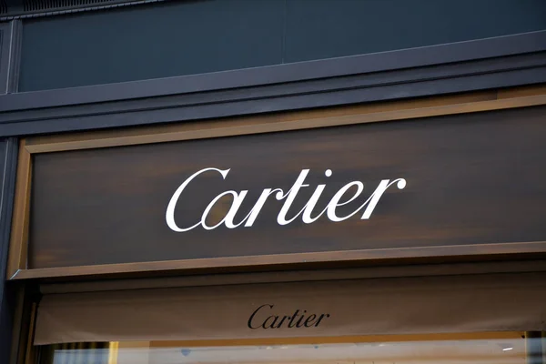 Logo Cartier à l'entrée du magasin à Vienne . — Photo