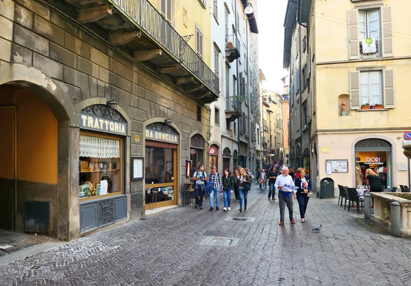 Turisté tu chodí ulicí italského starého města Bergamo. — Stock fotografie