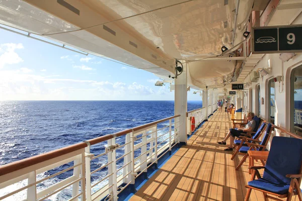 O navio da princesa herdeira navega para o Caribe. Vista do convés aberto . — Fotografia de Stock